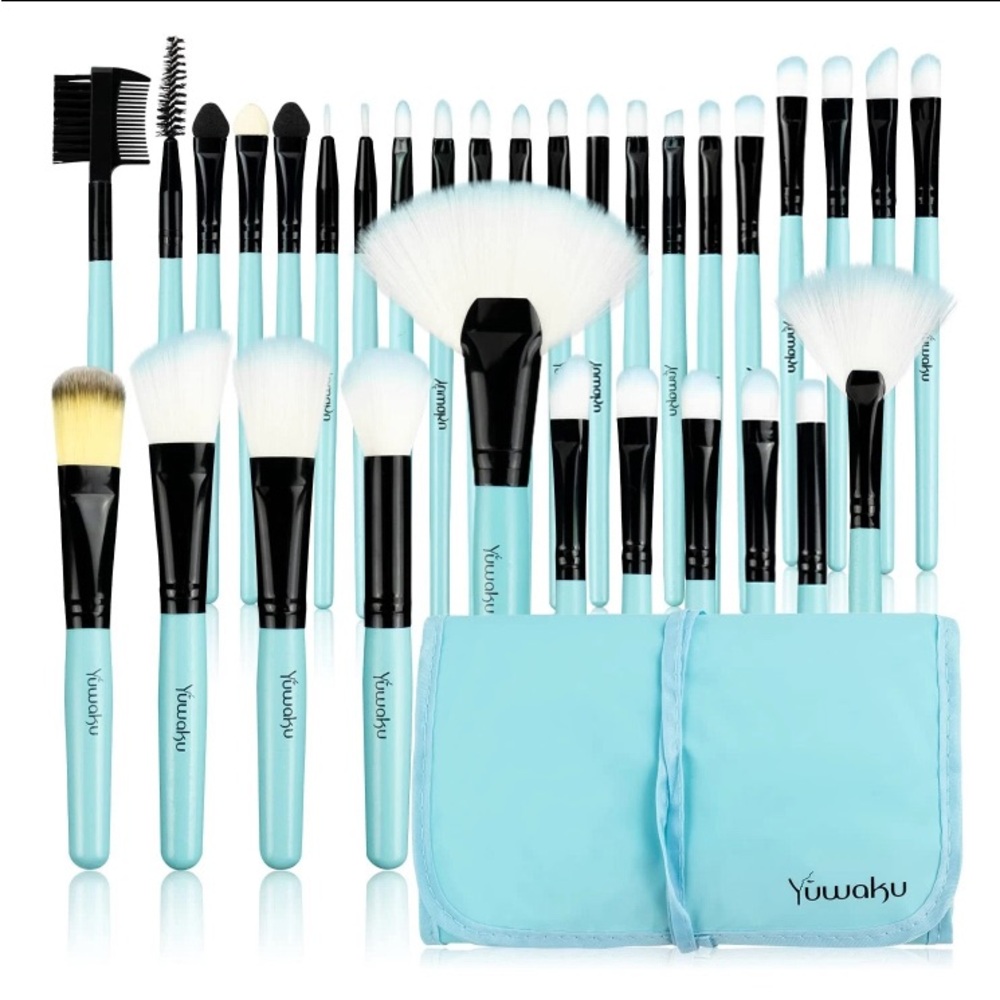 32 Piece Make Up Brush Set in Light Blue with travelcase.